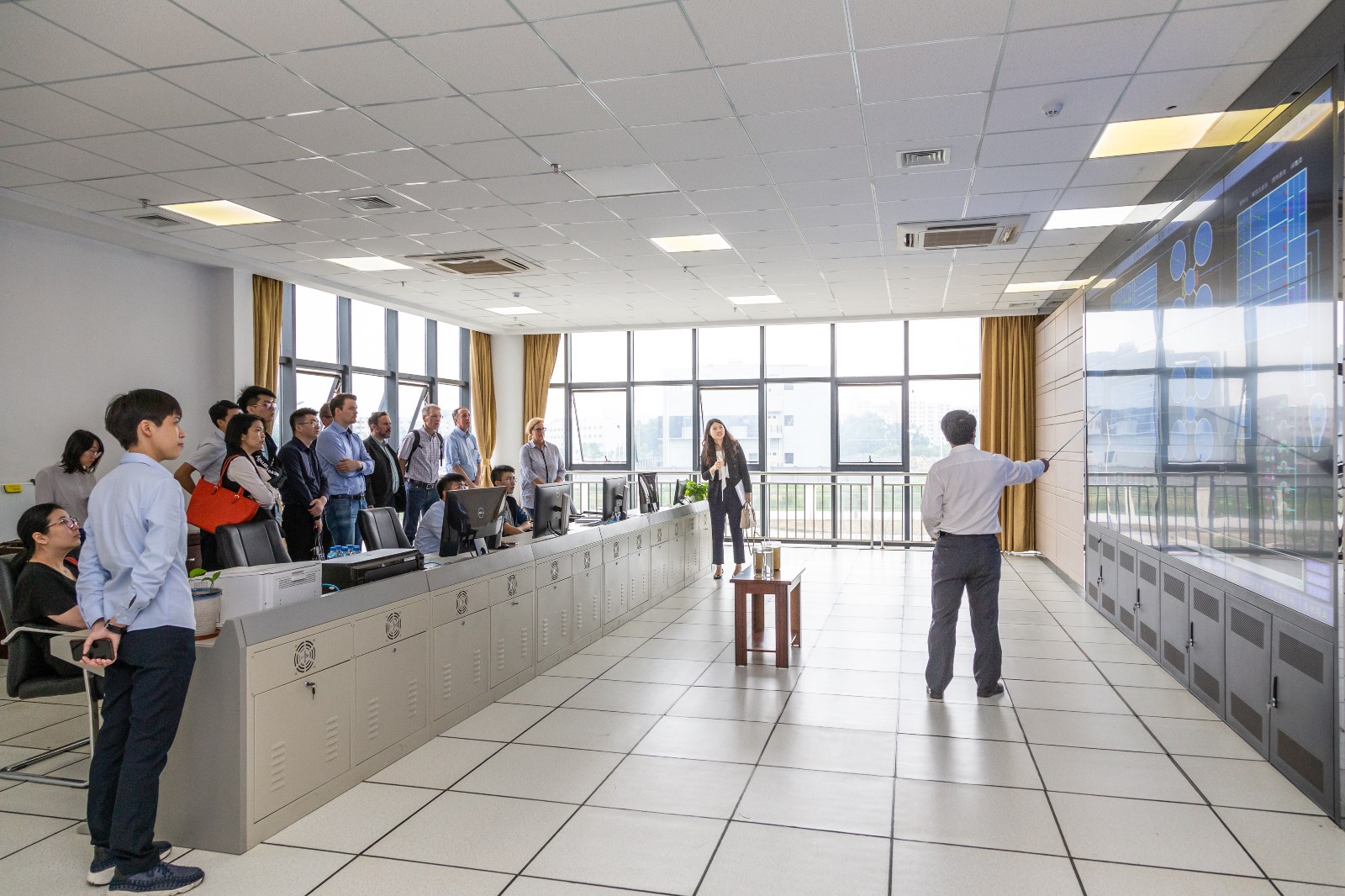 水投公司向代表團一行具體介紹長安新區(qū)廠的處理工藝 水投公司向代表團一行具體介紹長安新區(qū)廠的處理工藝