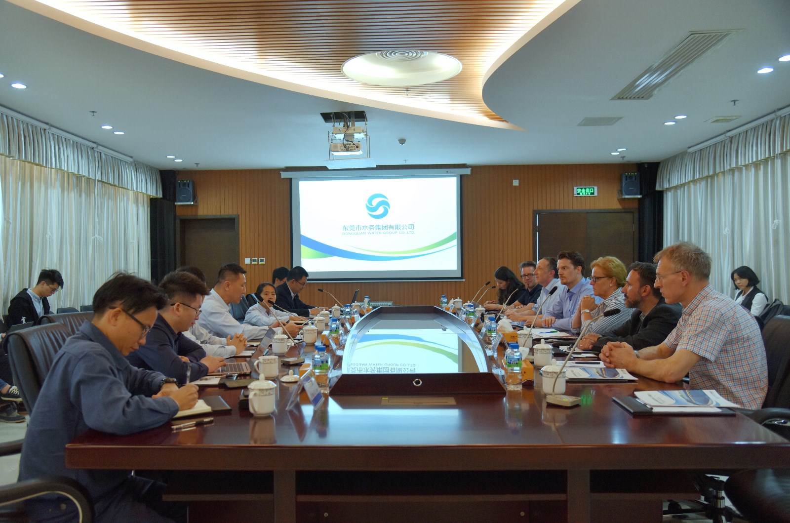 東江水務公司與代表團一行在第六水廠會議室進行座談交流