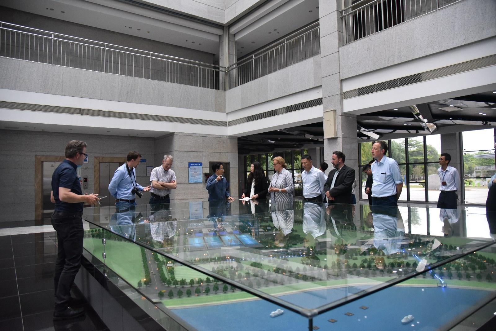 代表團一行參觀第六水廠