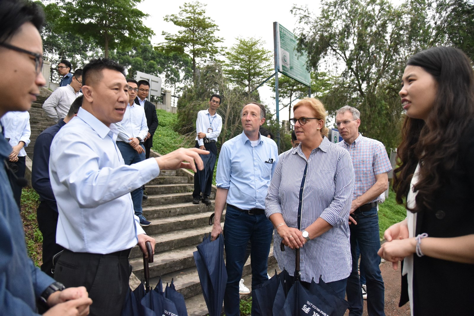 水務集團黨委委員、副總經(jīng)理唐旭現(xiàn)場向代表團一行講解、交流