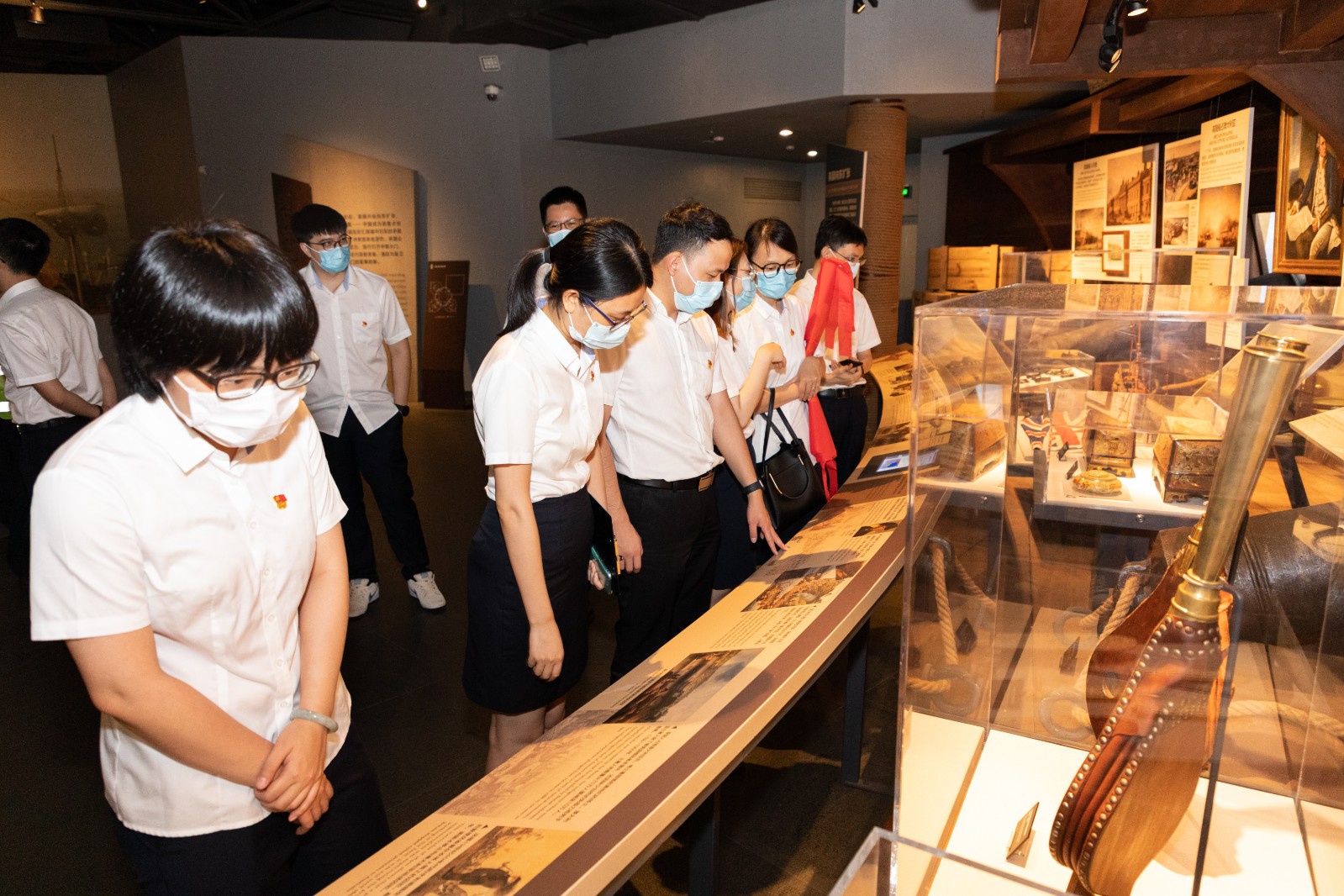 黨員認真參觀虎門海戰(zhàn)博物館陳列資料1.jpg 黨員認真參觀虎門海戰(zhàn)博物館陳列資料1.jpg