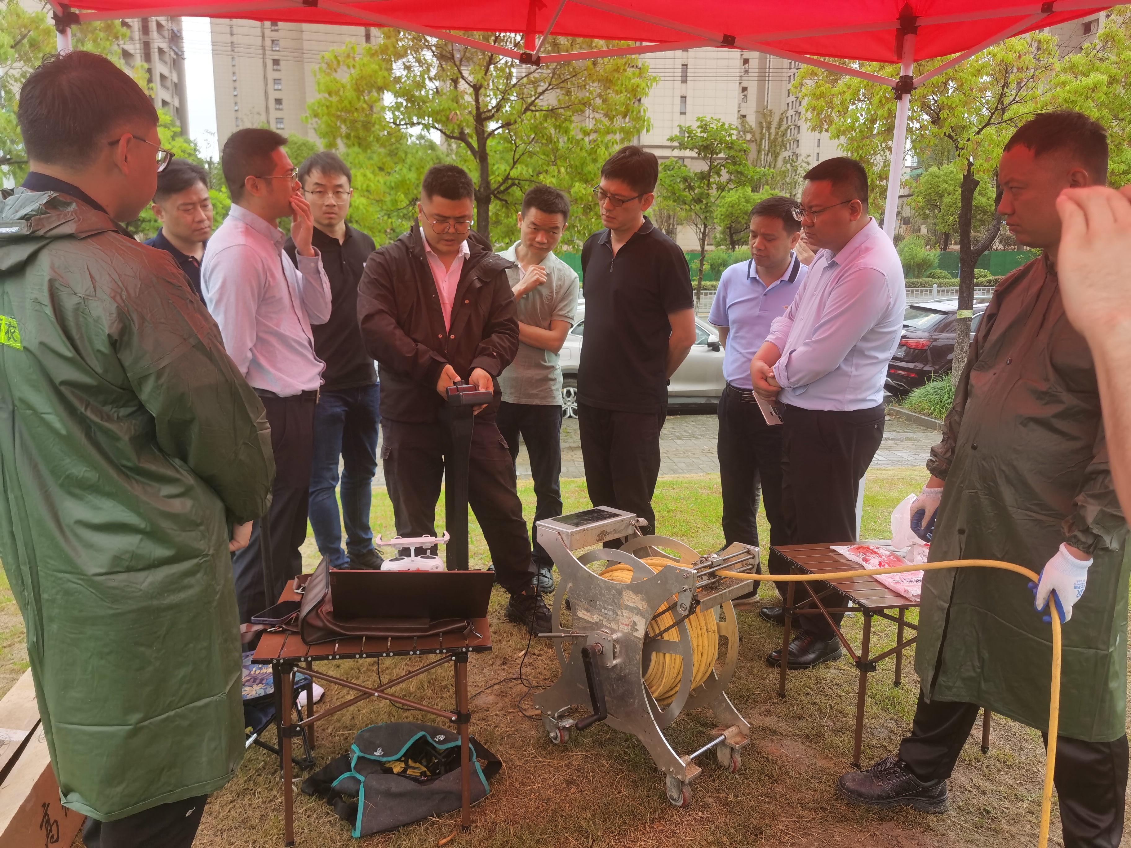 圖3  現(xiàn)場(chǎng)調(diào)研蕪湖市滿水狀態(tài)污水管道檢測(cè)作業(yè).jpg