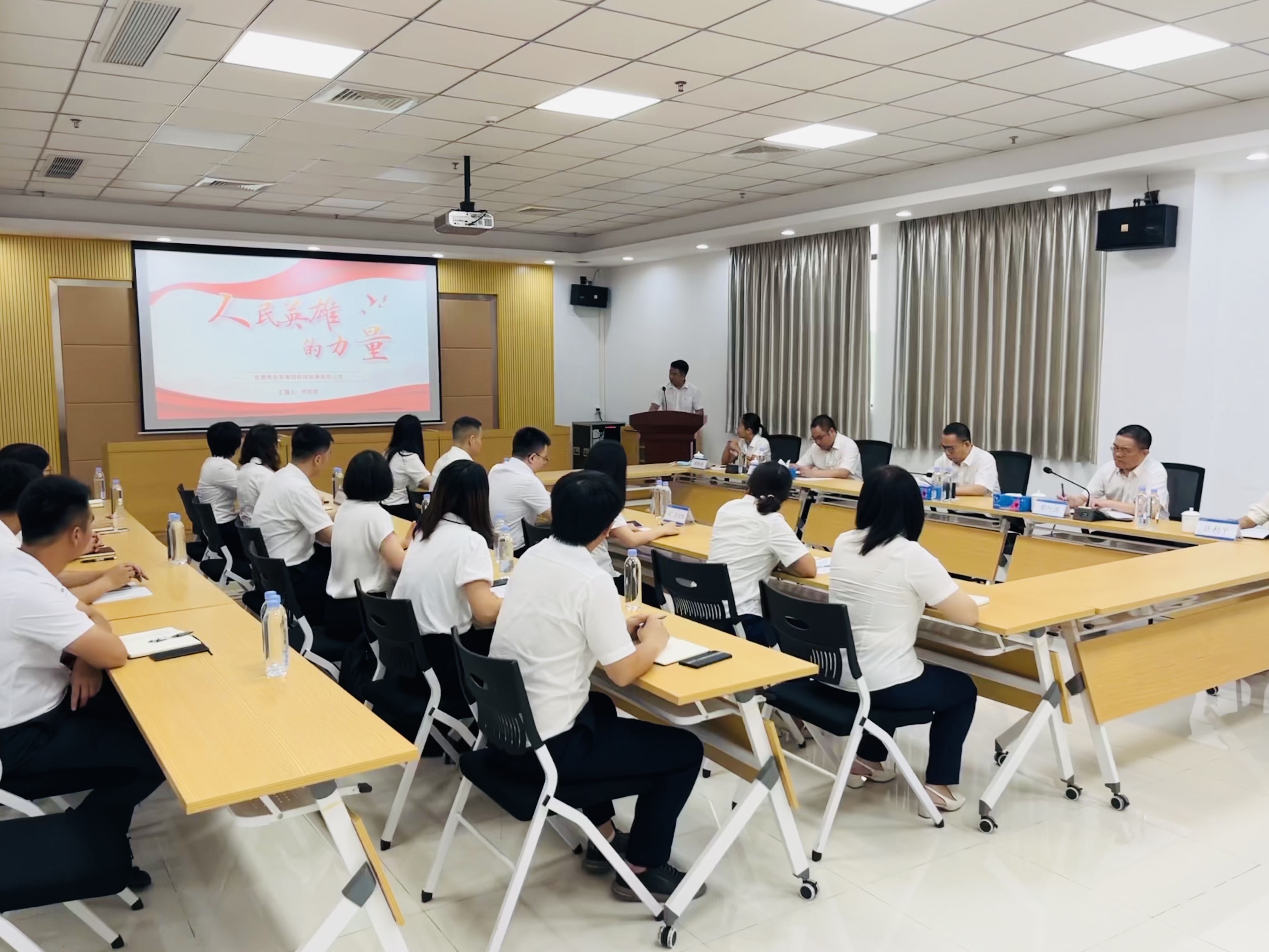 三、專題學(xué)些科技公司（何加成） (2).jpg