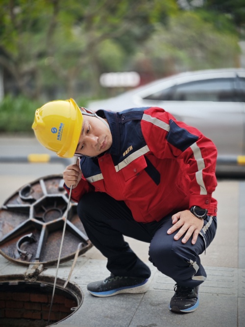 工作人員正開展探漏工作.jpg 工作人員正開展探漏工作.jpg