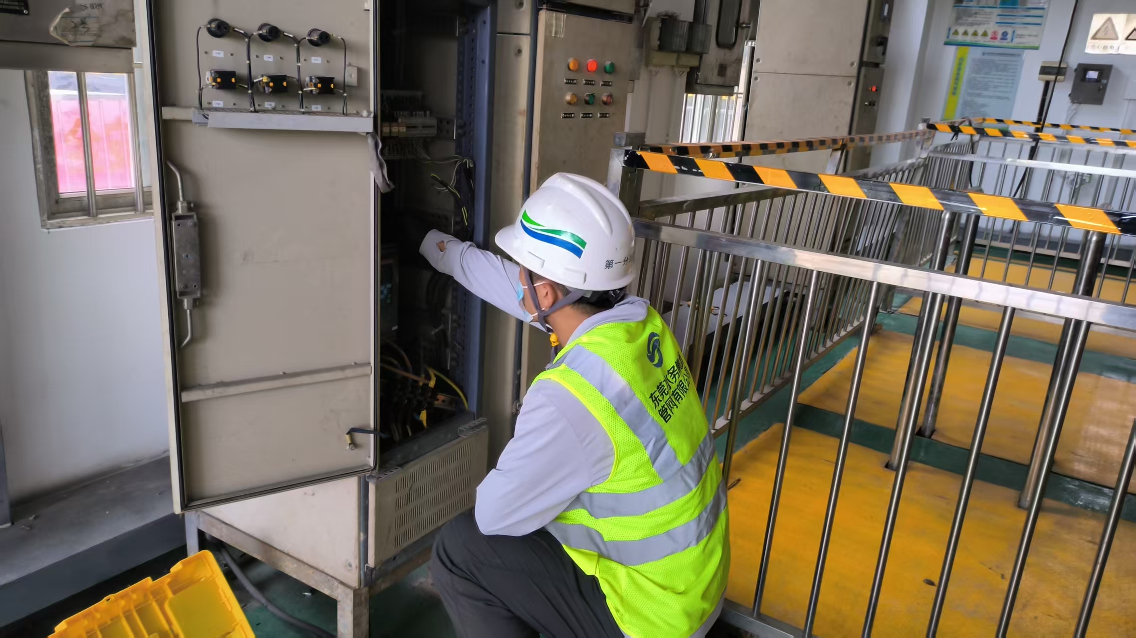 萬(wàn)江街道新谷涌地面泵站 檢查1號(hào)軟啟動(dòng)器.jpg 萬(wàn)江街道新谷涌地面泵站 檢查1號(hào)軟啟動(dòng)器.jpg