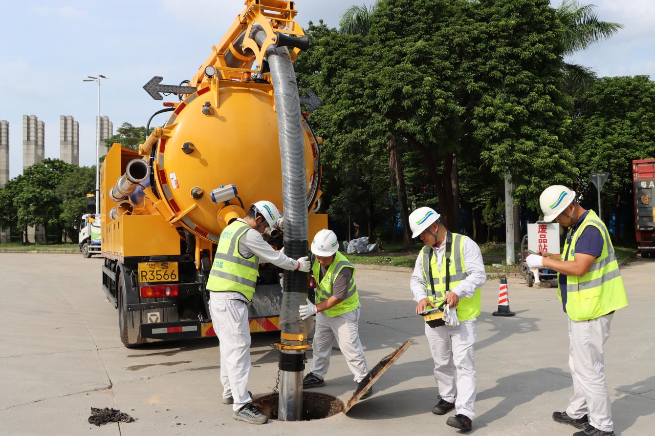 4.一線運(yùn)維人員利用吸污車清理管道污泥.jpg 4.一線運(yùn)維人員利用吸污車清理管道污泥.jpg
