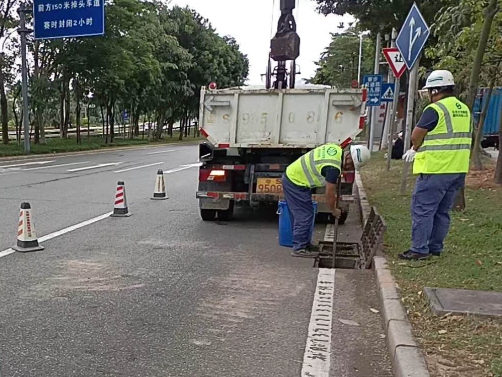 2.一線運(yùn)維人員在籃球公園附近松山湖大道輔道進(jìn)行自主機(jī)械清疏.jpg 2.一線運(yùn)維人員在籃球公園附近松山湖大道輔道進(jìn)行自主機(jī)械清疏.jpg